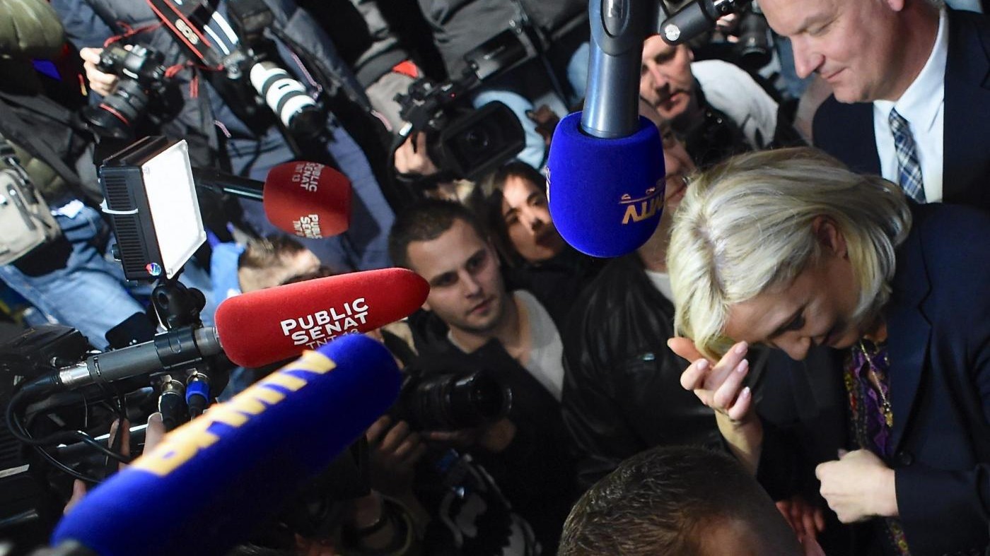 Francia, al ballottaggio i socialisti favoriscono Sarkozy: Le Pen sconfitta ovunque