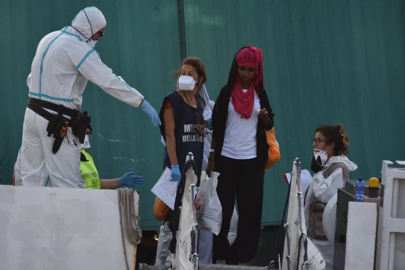 Diciotti, Salvini indagato: “Non ci fermiamo”. Sbarcati tutti i migranti dalla nave