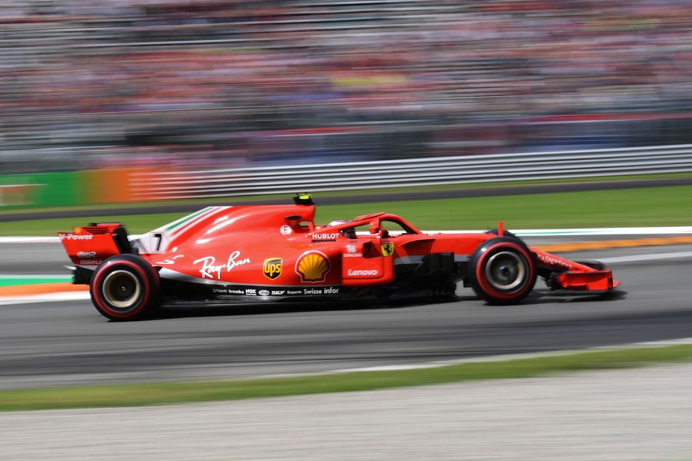 F1, a Monza prima fila tutta Ferrari: Raikkonen davanti a Vettel