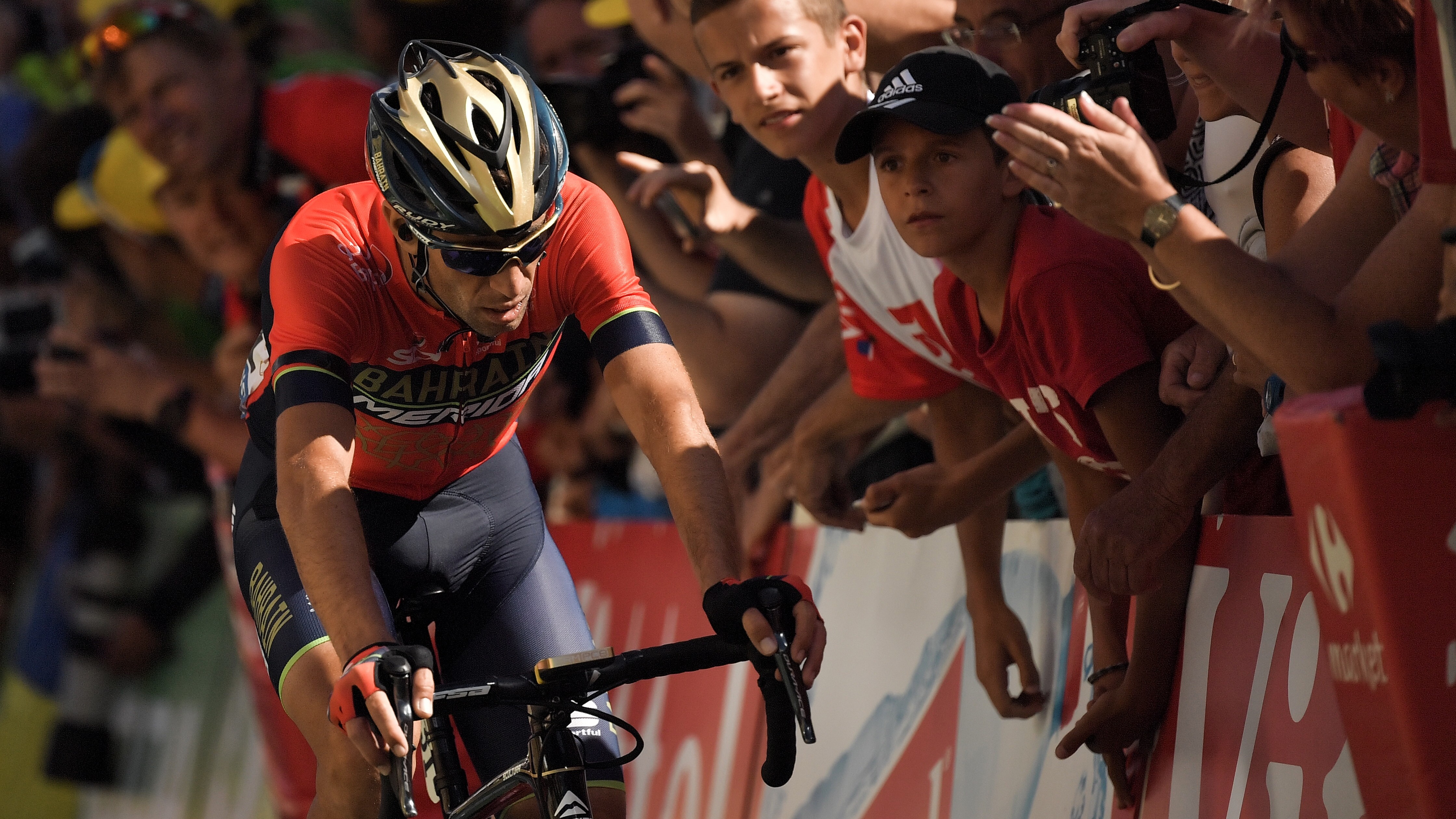 Tour de France, Nibali costretto al ritiro: caduto per colpa di un tifoso