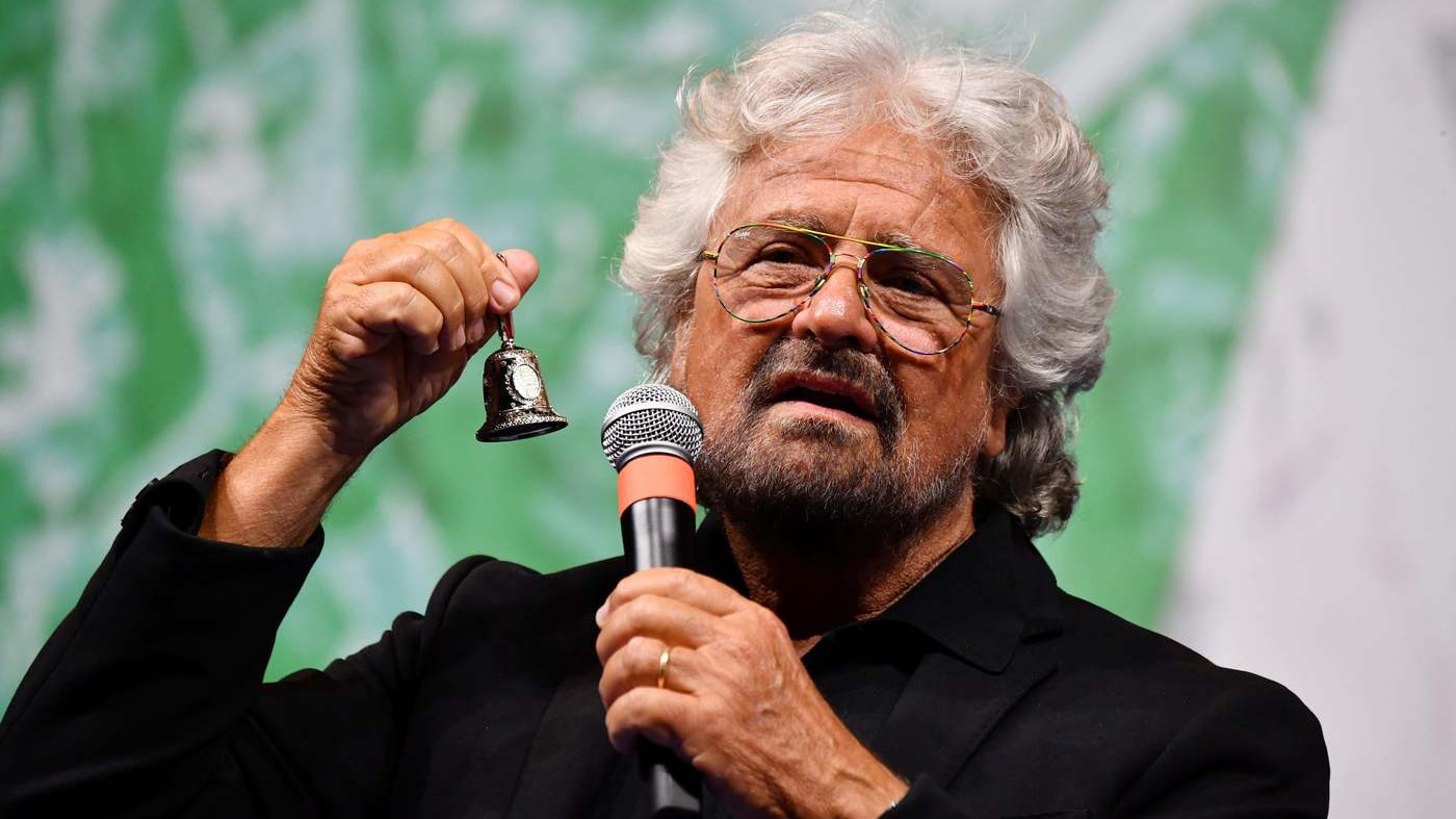 Beppe Grillo compie 70 anni. M5S lo omaggia: “Paziente 0 che ha diffuso virus”