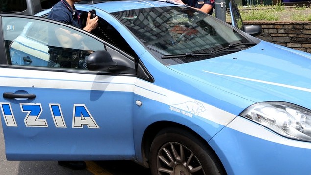 Reggio Emilia, spinta dietro un cespuglio e violentata: è caccia all’uomo