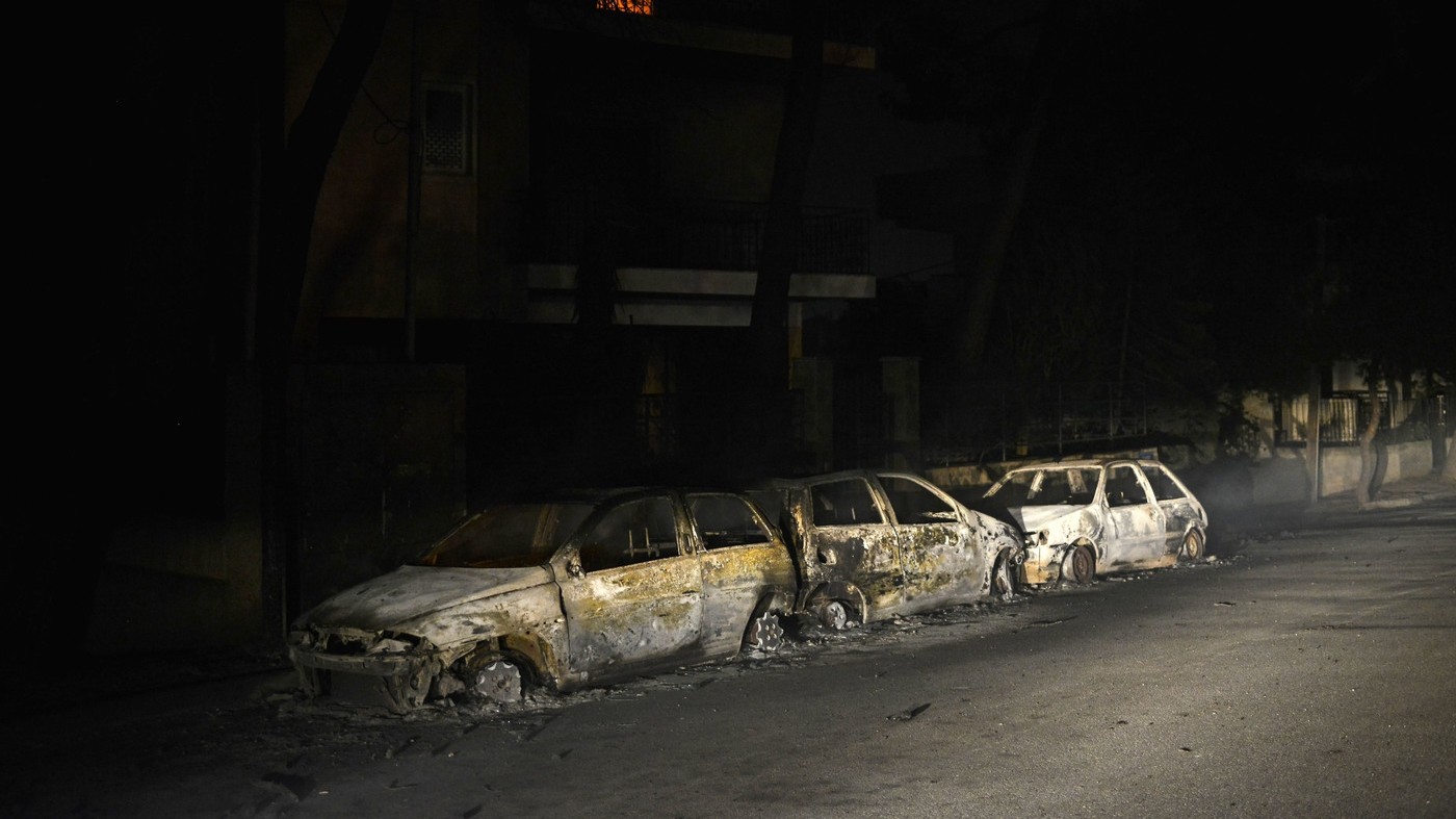 La Grecia brucia: almeno 80 morti negli incendi, migliaia in fuga. “Mati non esiste più”