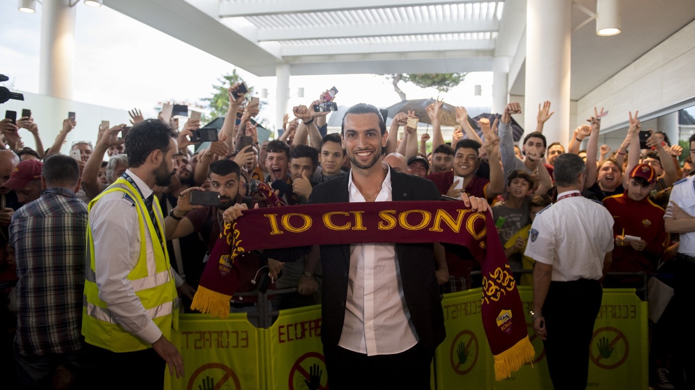 Roma, Pastore arriva a Ciampino: l’entusiasmo dei tifosi