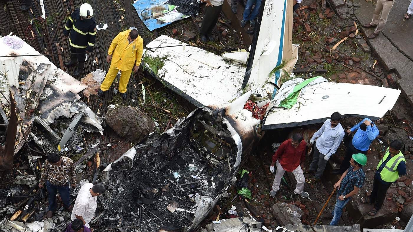 India, le incredibili immagini dell’aereo caduto a Mumbai