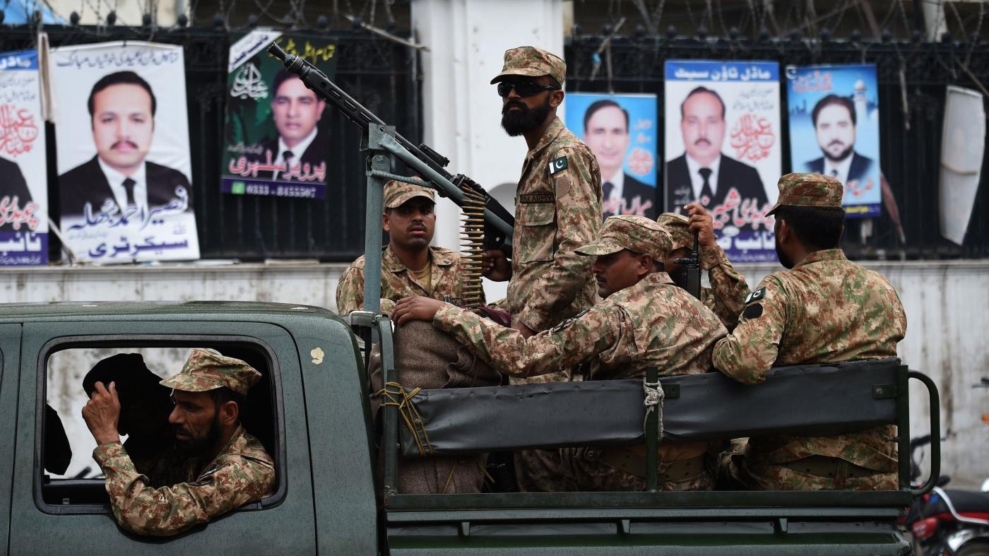 Pakistan, attacco suicida vicino a seggio elettorale: 31 morti
