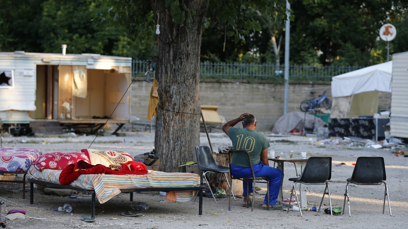 Roma, Raggi risponde a Corte su campo rom. Salvini: “Non fermeranno legalità”