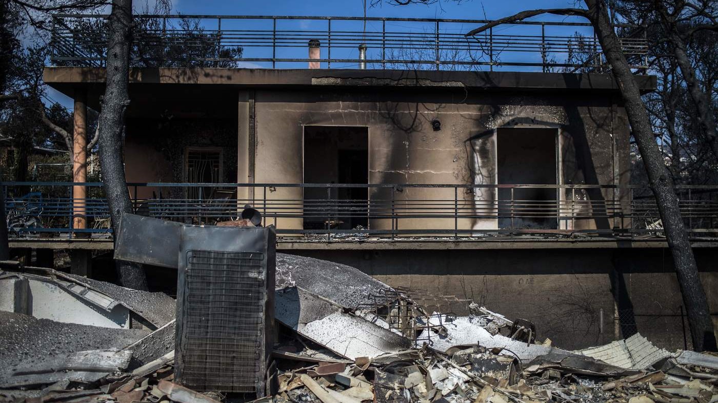 Grecia, 80 i morti negli incendi: si cercano dispersi casa per casa