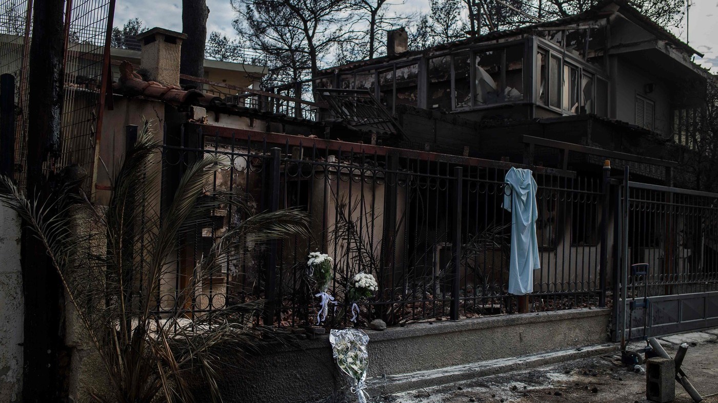 Grecia, 85 i morti per incendi: distrutti anche archivi del regista Angelopoulos