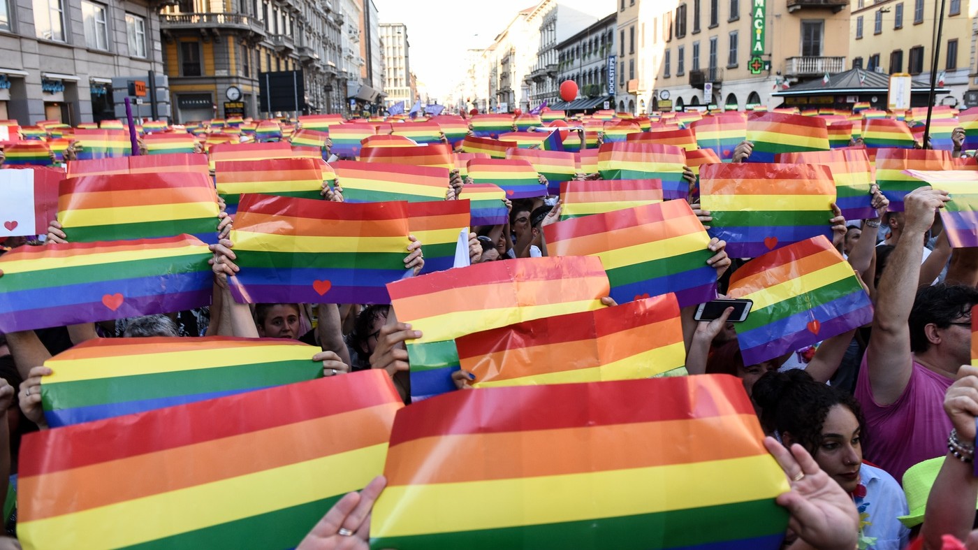 Fontana contro i figli delle coppie gay: “No al riconoscimento, lede interessi del bambino”