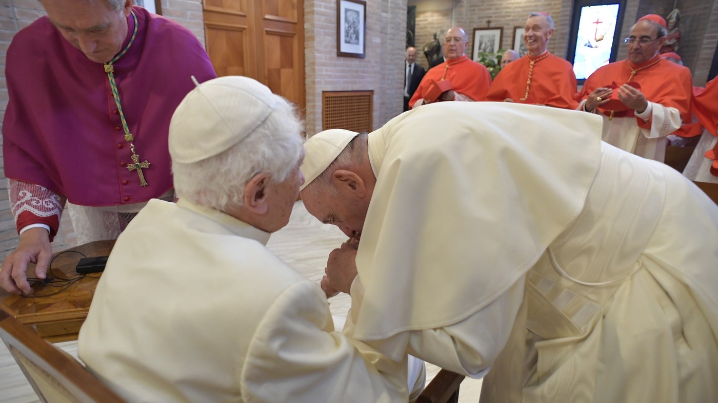 Francesco e Benedetto XVI, il nuovo abbraccio tra i papi