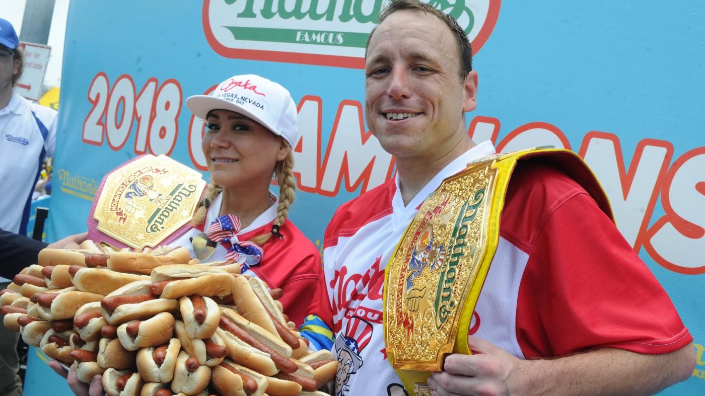Mangia 74 hot dog in 10 minuti e vince a Coney Island: ecco il trucco di Joey Chestnut