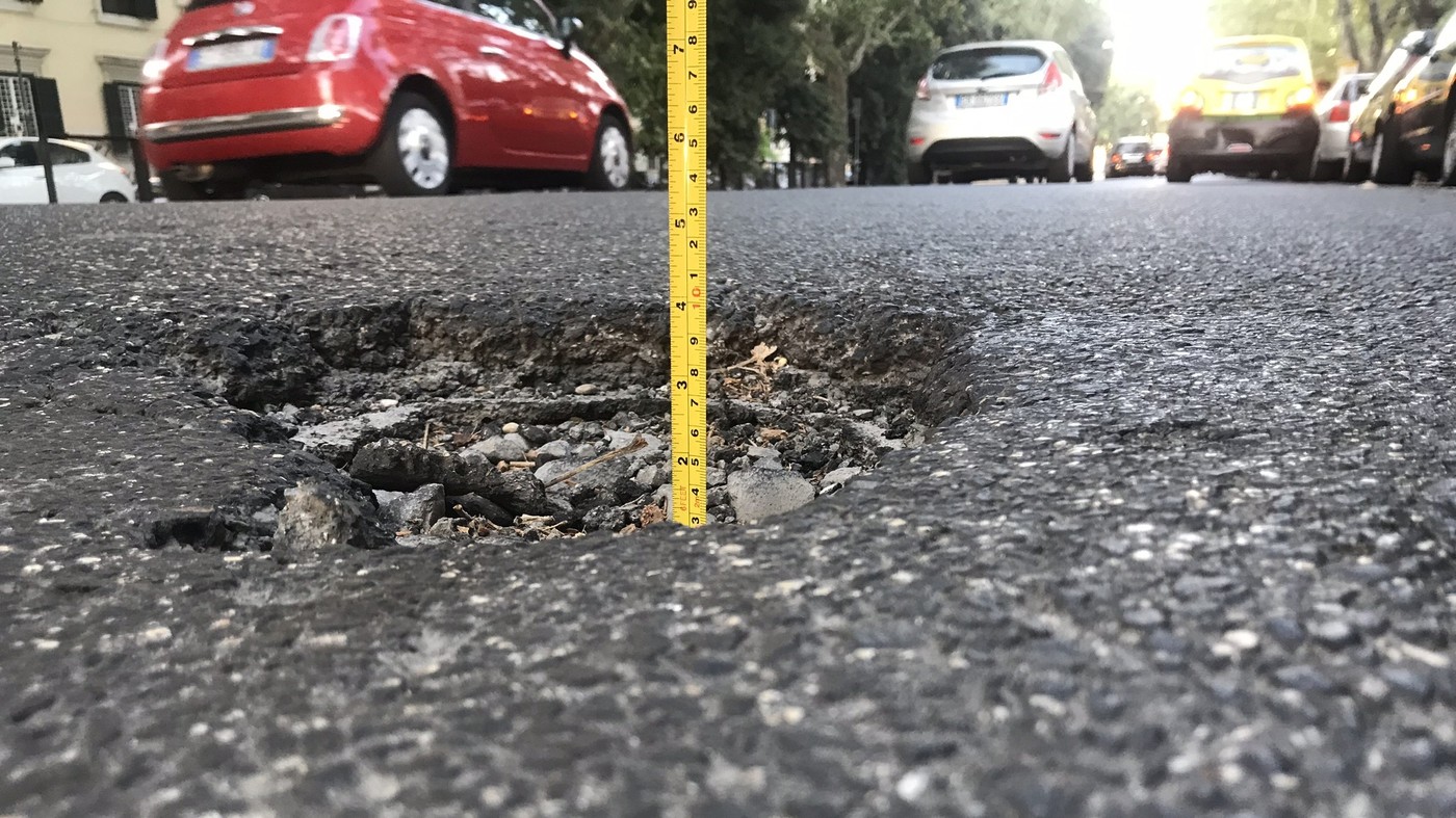 Roma, le buche cerchiate di giallo per salvare vite umane