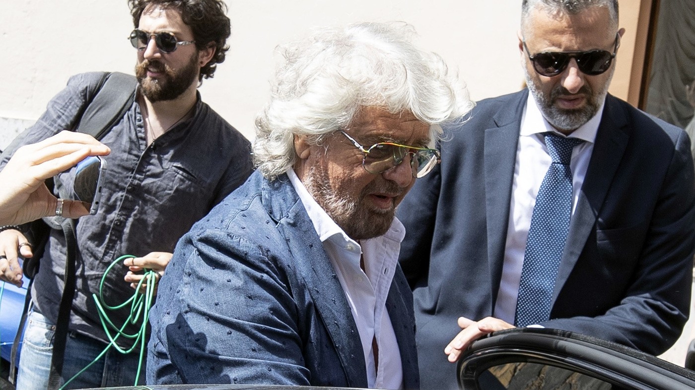 Onorevoli sorteggiati, polemica su Grillo: “Sceglierebbe a caso un idraulico?”