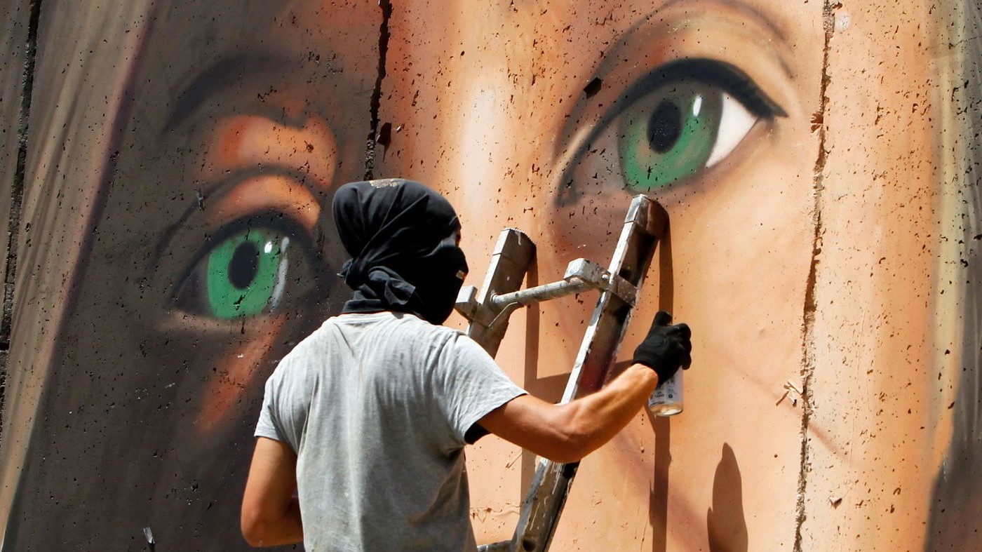 Murale pro Palestina in Cisgiordania: scarcerato Jorit, street artist italiano