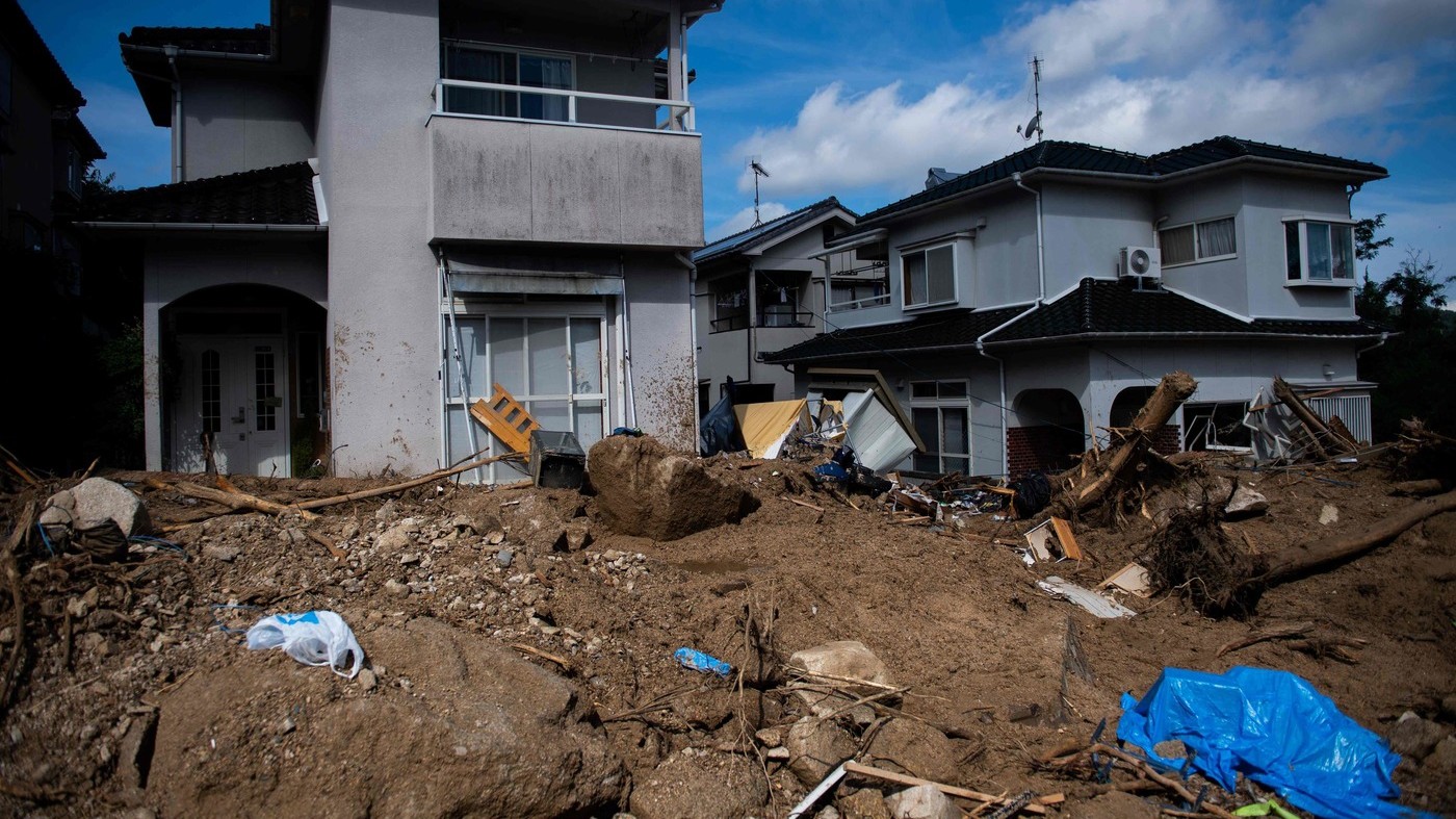 Il Giappone devastato dall’alluvione: i danni e 100 morti