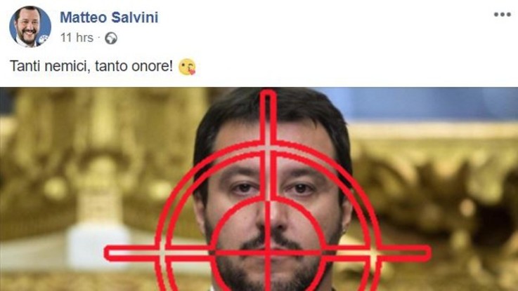 "Tanti nemici, tanto onore": Salvini cita Mussolini e consiglia May su Brexit