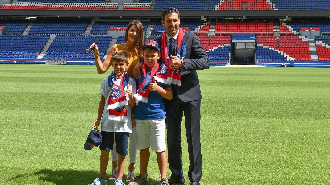 Buffon, l’arrivo a Parigi mano nella mano con Ilaria D’amico