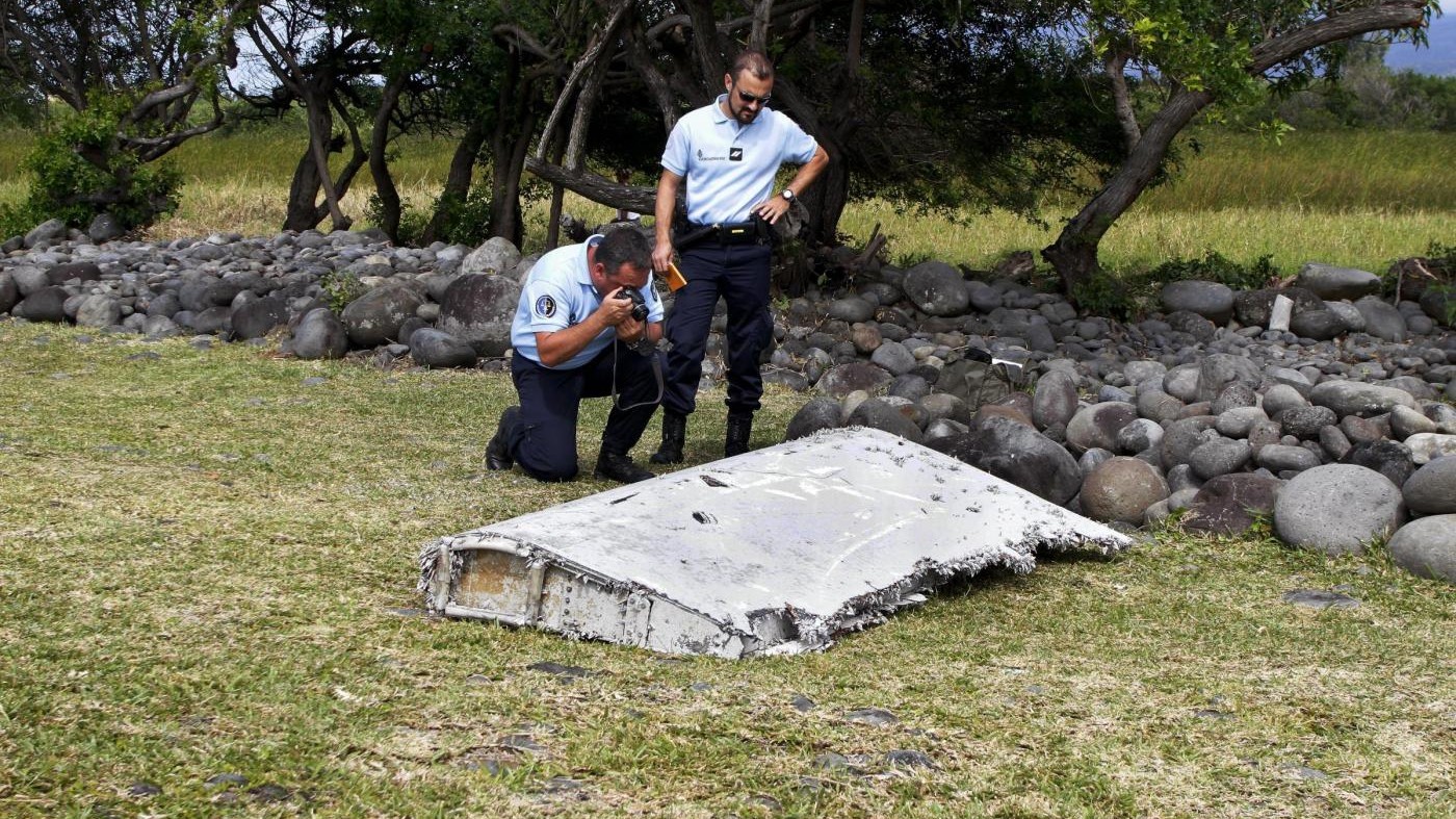Malaysia Airlines, aereo disperso: “Non si escludono interferenze di terzi”