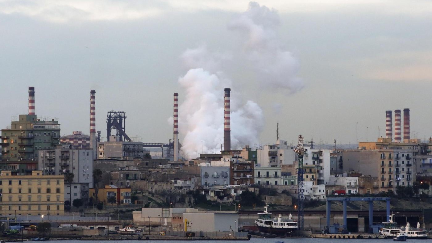 Ilva, Di Maio: “Sarà la legge a dirmi se annullare la gara”. Calenda: “Sei come Raggi”