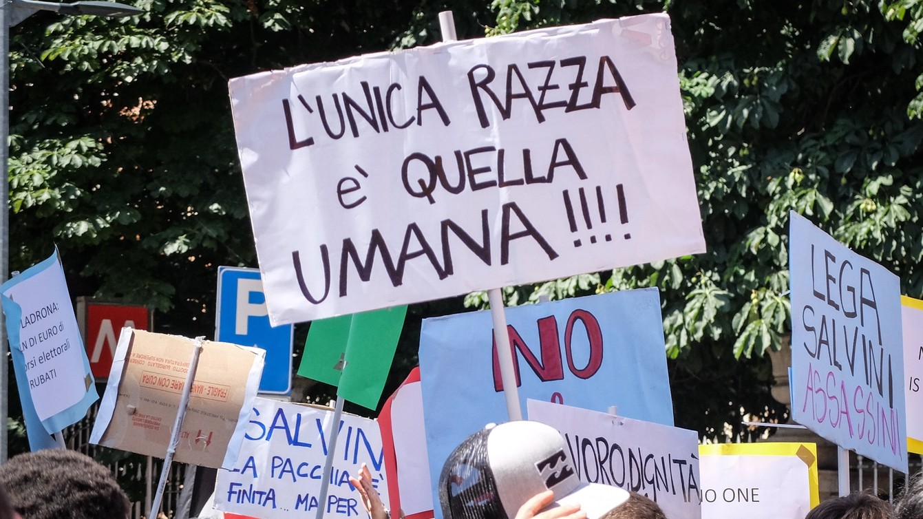 Razzismo, scontro tra governo e opposizione. Unhcr: “Preoccupati per attacchi in Italia”