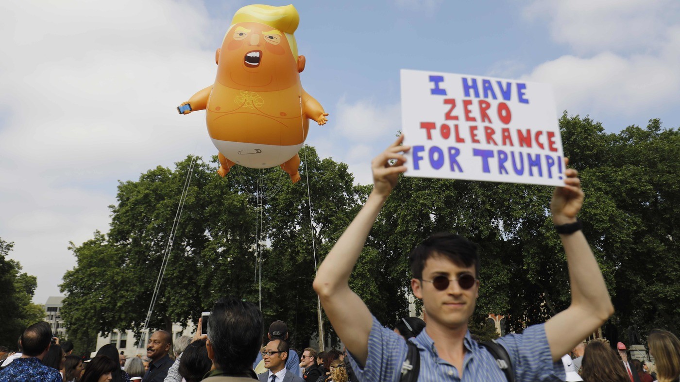 Il palloncino di ‘Baby Trump’ nel cielo di Londra: proteste per la visita del presidente Usa