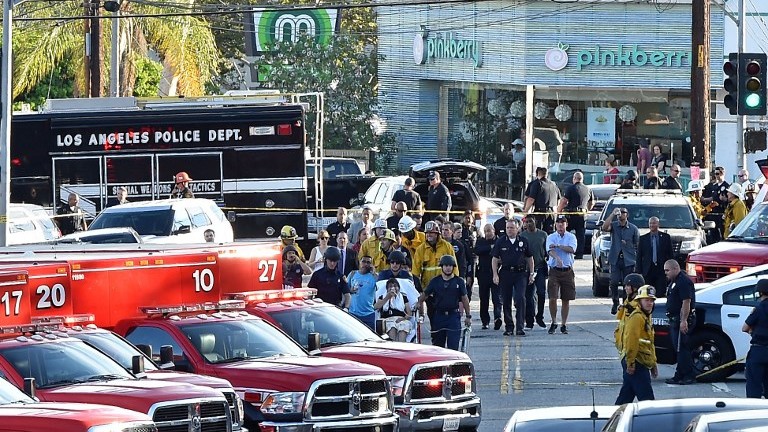 Los Angeles, si barrica nel supermercato e uccide una donna: testimoni in lacrime e agenti sul posto