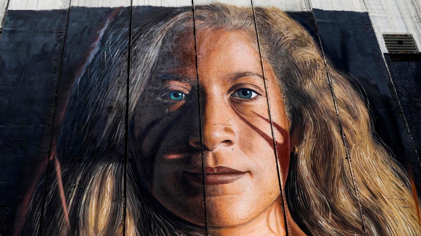 Cisgiordania, il murale dello street artist Jorit per Ahed Tamimi, la 17enne palestinese simbolo della resistenza