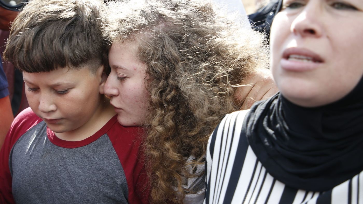 Ahed Tamimi è libera: abbracci ai cari e visita alla tomba di Arafat