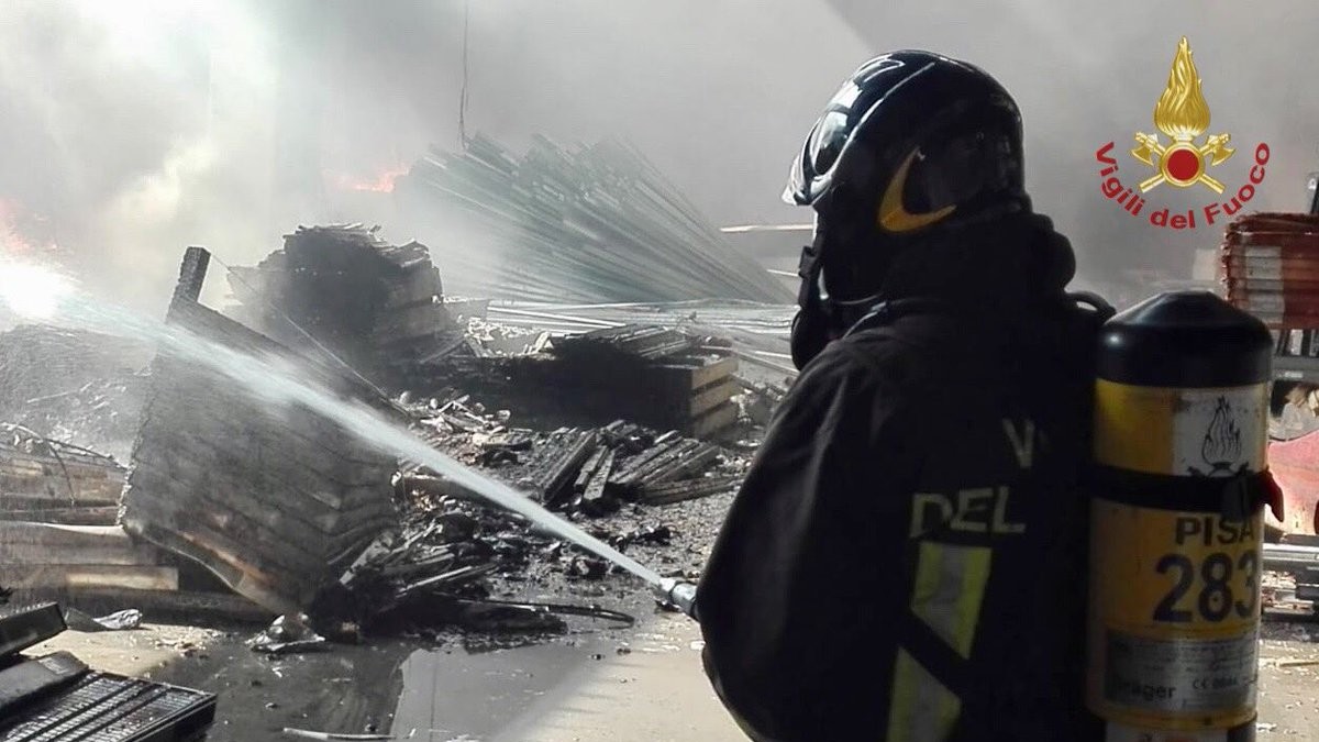 Incendio in azienda edile a Pietrasanta: rischio fumi tossici. Allarme in Versilia