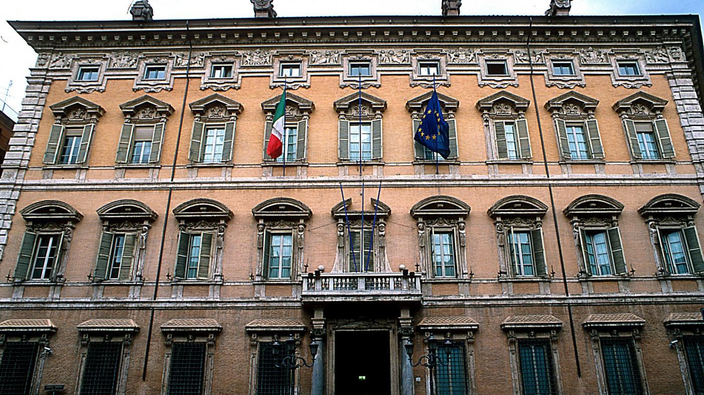 Milleproroge, scontro su vaccini. Slittano aumenti e-cig e taglio partecipate