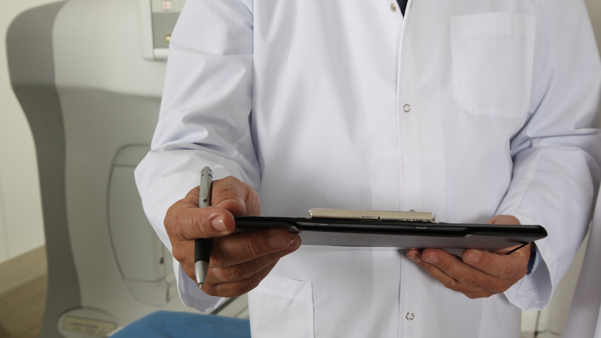 Crotone, “il paziente è in fase terminale”: parenti picchiano il medico