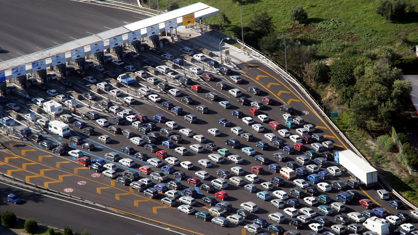 Weekend da bollino nero per il traffico: lunghe code in autostrada