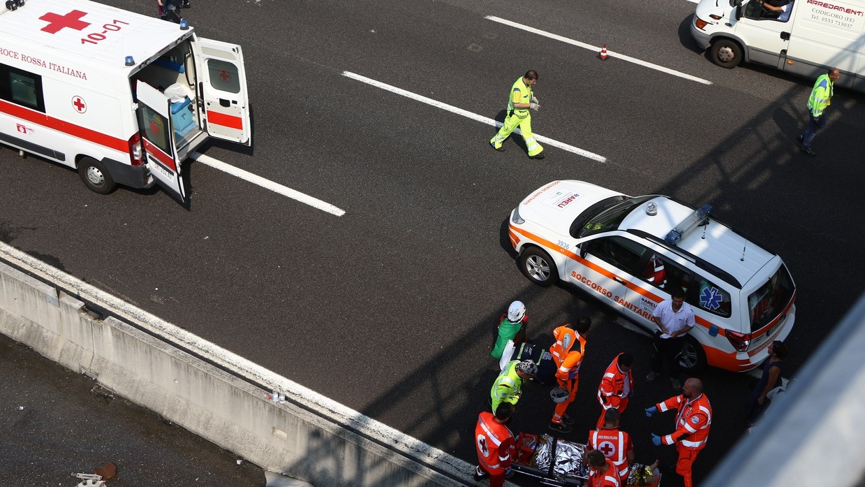 Puglia, scontro con tir carico di pomodori: quattro morti