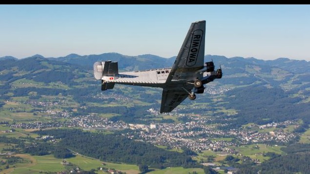 Aereo d’epoca precipita durante volo turistico in Svizzera: venti morti