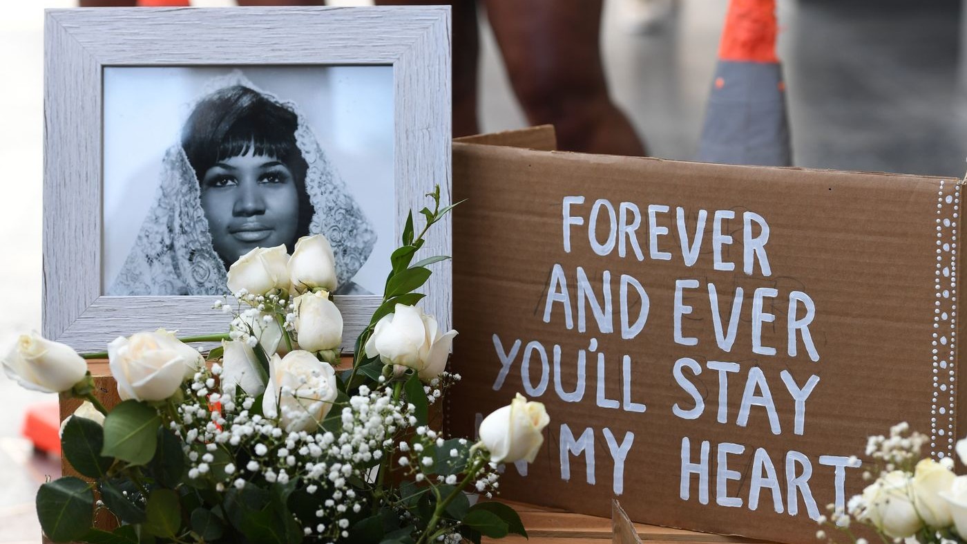 Aretha Franklin, omaggi dei fan sulla Walk of Fame: “A little prayer for you”