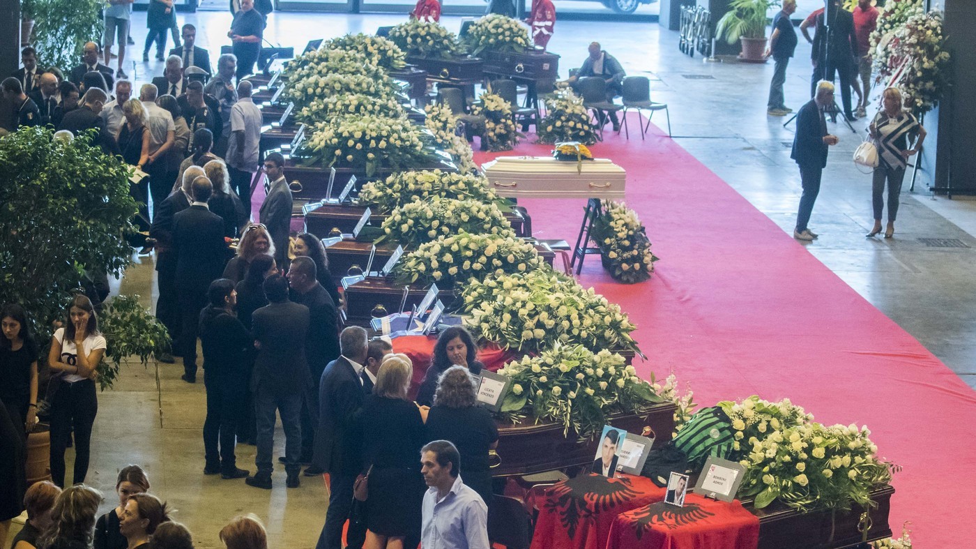 Ponte Morandi, Mattarella, la Samp e il Genoa: lacrime ai funerali solenni delle vittime