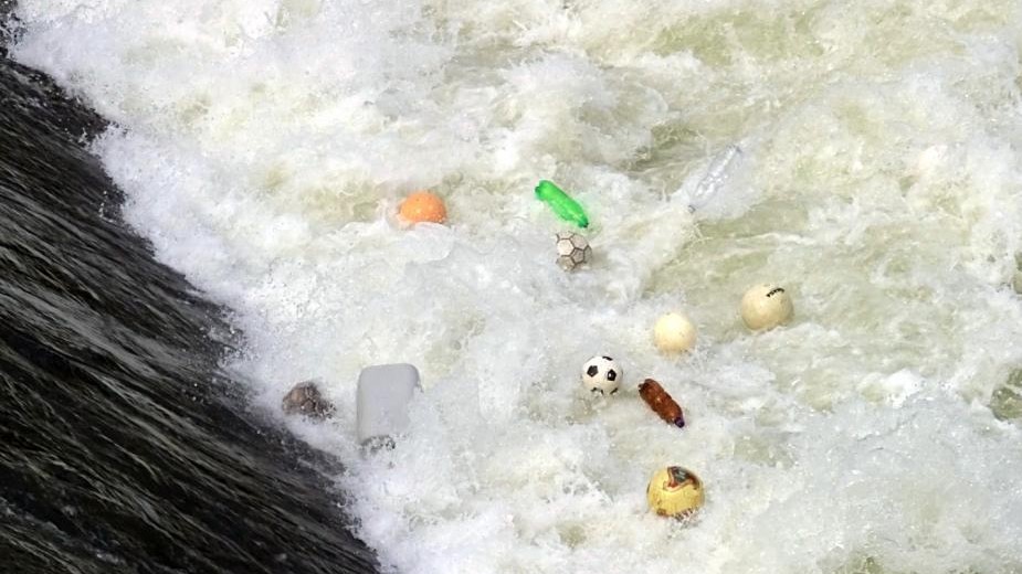 Ambiente, sui laghi italiani 2,5 rifiuti per metro: il 75,5% è plastica