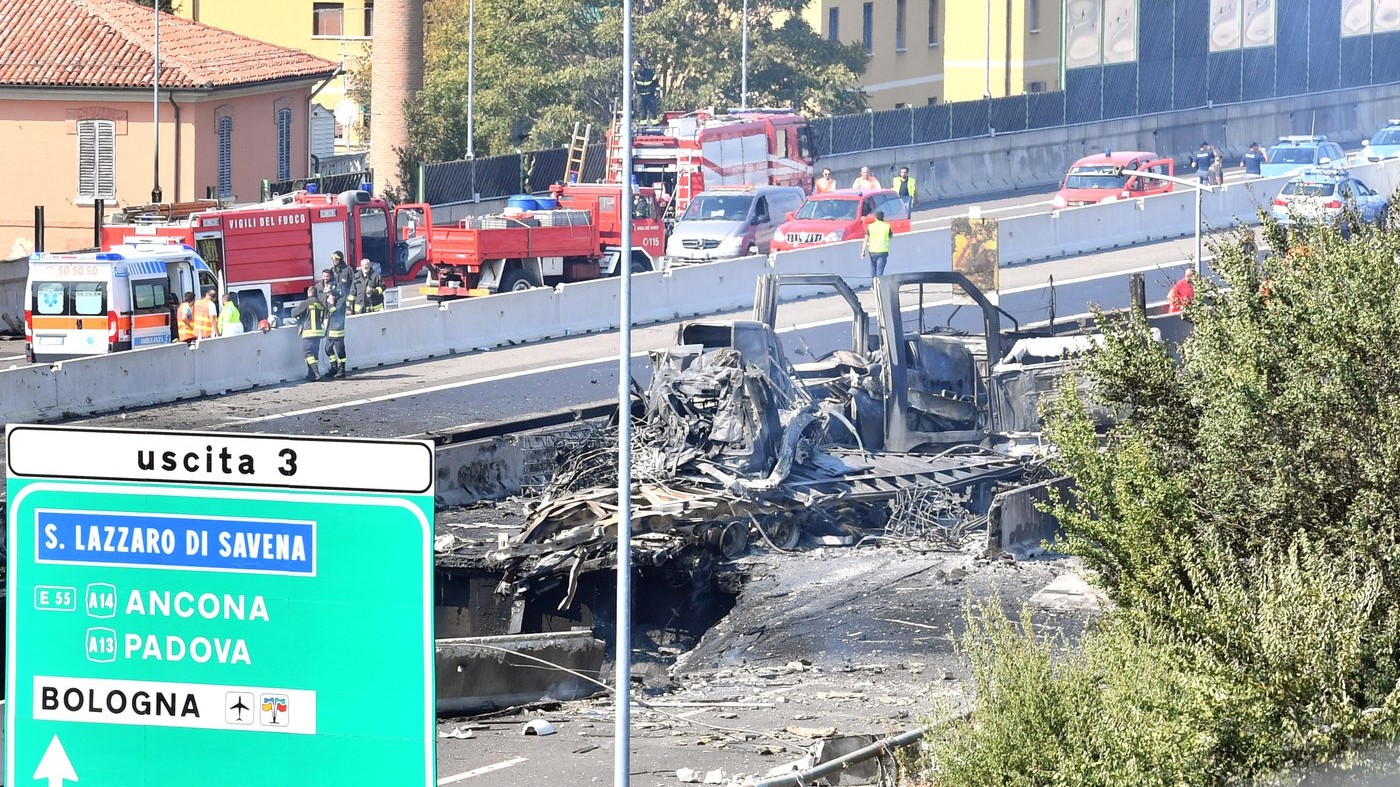Bologna, inferno sul raccordo: almeno un morto accertato, oltre 140 feriti