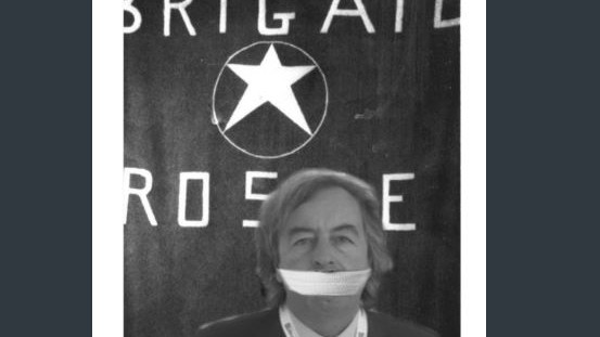 Vaccini, Senato dice sì al Milleproroghe. Sui social spunta Burioni imbavagliato sotto cartello BR