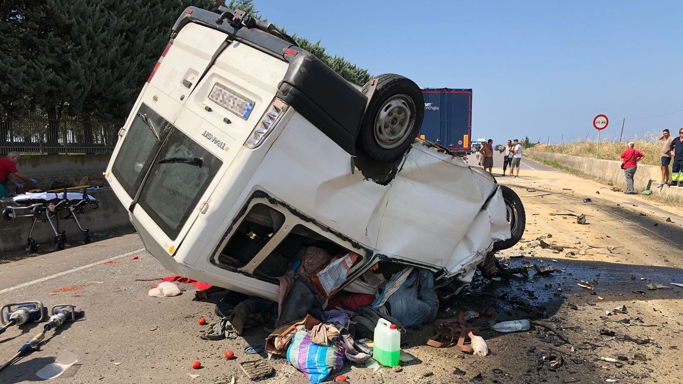 Foggia, nuova strage di braccianti: dodici morti in scontro frontale