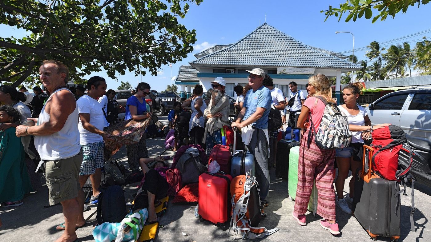 Indonesia, continua fuga turisti dopo sisma: bilancio sale a 105 morti