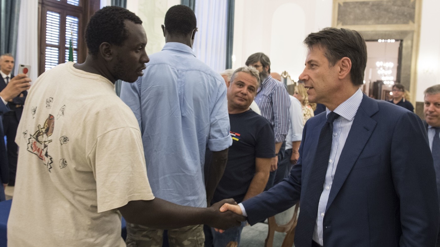 Strage Foggia, Conte: “Dietro c’è sfruttamento”. Salvini: “Svuoteremo i ghetti”
