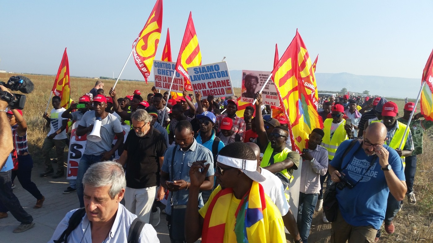 Foggia, braccianti scioperano contro il caporalato. Furlan: “Colpa dell’indifferenza di istituzioni e imprese”