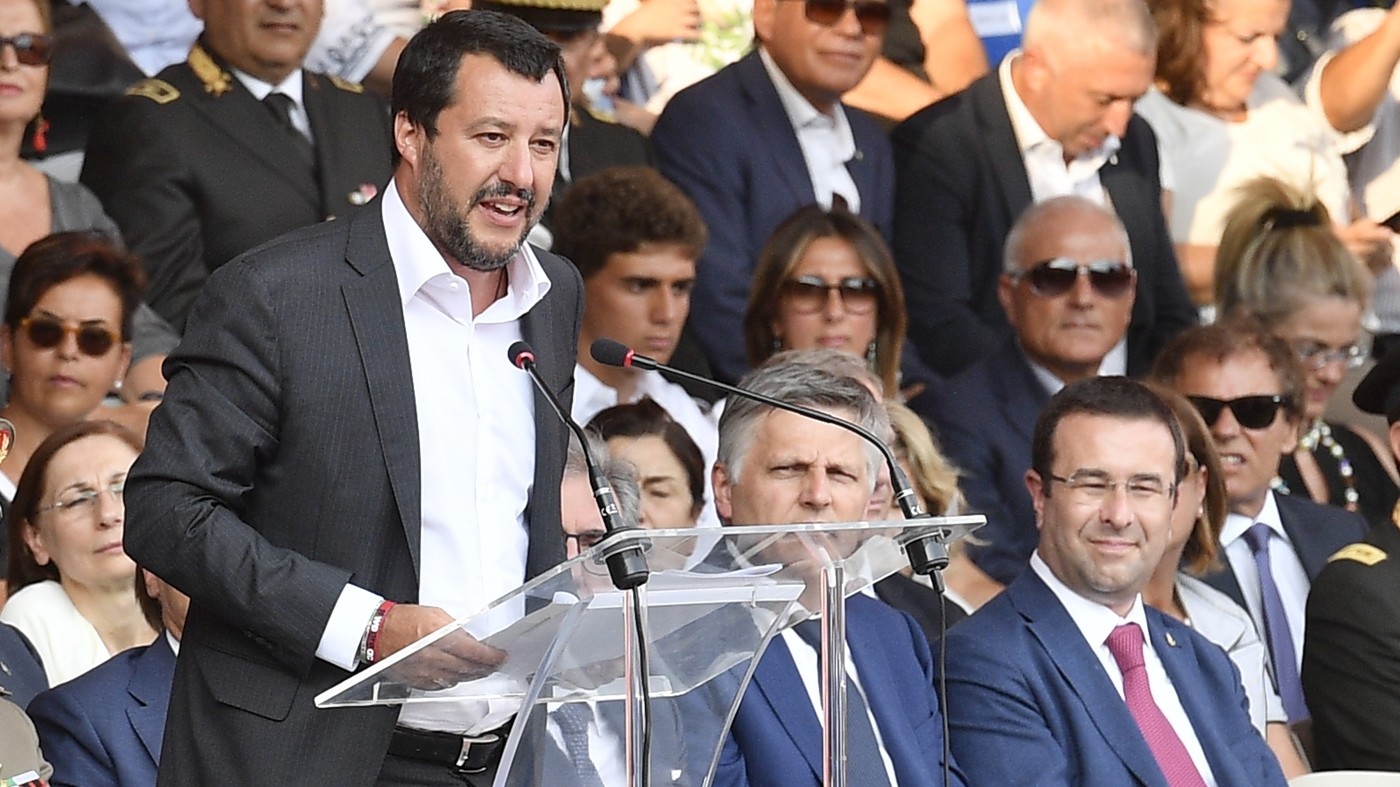 Salvini: “Via genitore 1 e 2 dal modulo per la carta d’identità. Torna madre e padre”