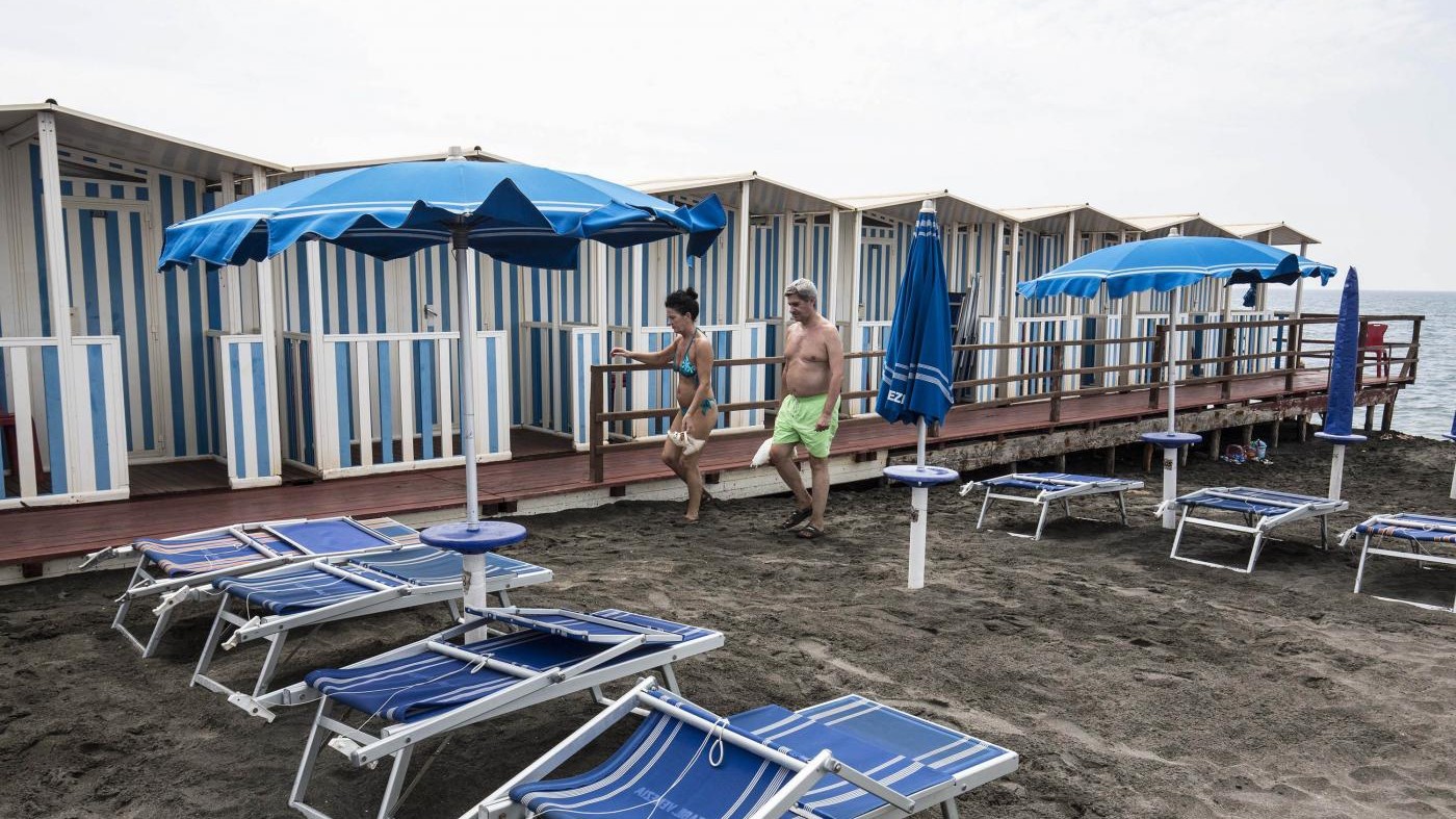 La spiaggia libera sta sparendo: troppi stabilimenti sul litorale italiano