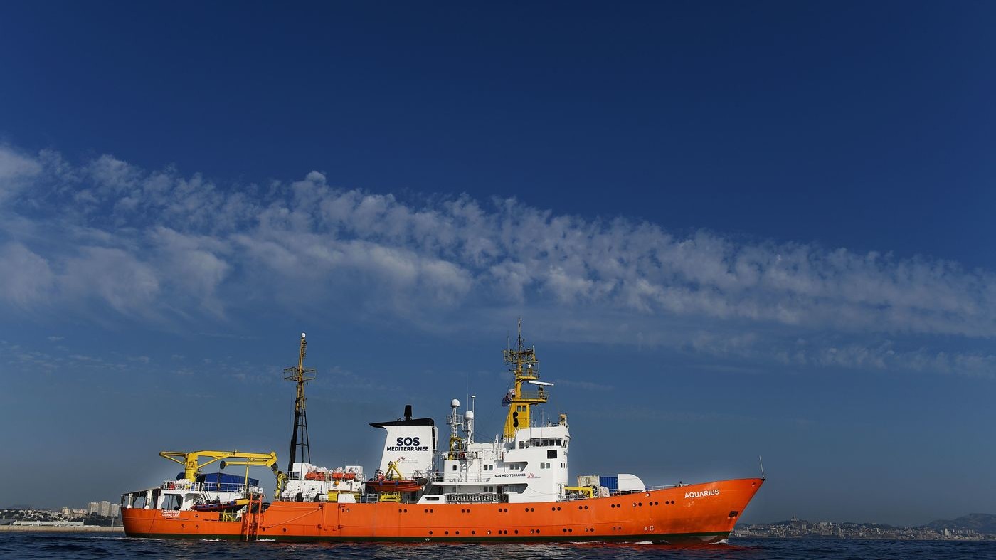 Migranti, Aquarius chiede un porto e accusa: “Cinque navi non hanno soccorso”