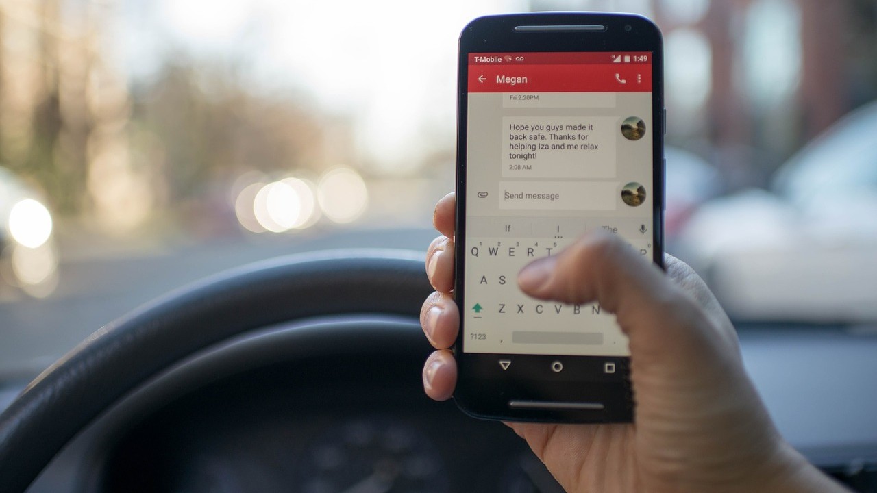 Smartphone alla guida, Toninelli: “Serve stretta, anche ritiro della patente”