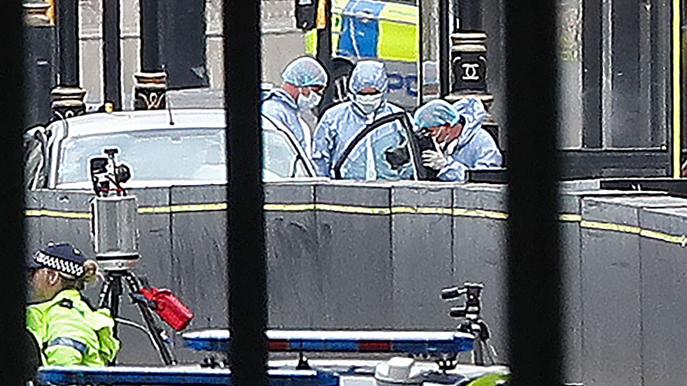 Londra, auto contro barriere davanti al Parlamento: arrestato un uomo. “E’ terrorismo”