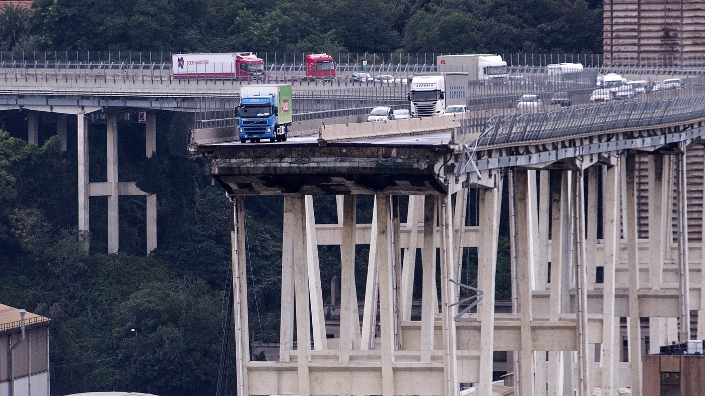 Genova, crolla il ponte Morandi sull’A10, auto sotto le macerie Almeno 35 le vittime